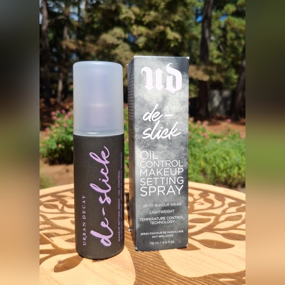 Urban Decay De-Slick Oil Control Setting Spray - Picture 1 of 9